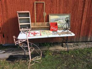 lot 21 image: Collection of Farmhouse Decor