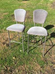 lot 26 image: Pair of Barstools