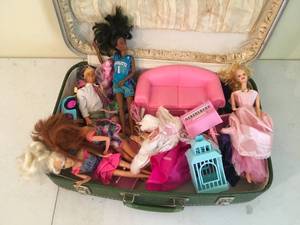 lot 114 image: Barbies with Accessories