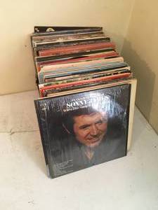 lot 118 image: Collection of Records- 33s