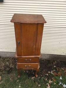 lot 152 image: Jewelry Cabinet