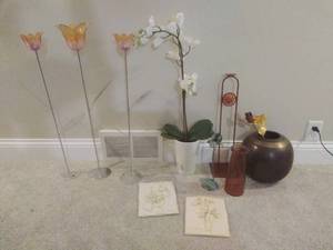 Collection of Flower Themed Dcor