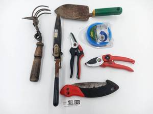 lot 016 image: Lot of 7 Garden Tools