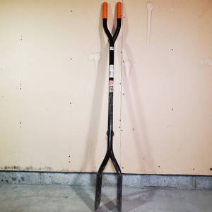 lot 019 image: Fiskars Post Hole Digger