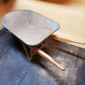 lot 024 image: Blue Craftsman Wheel Barrow