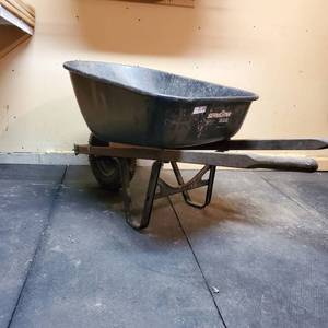 lot 026 image: Black ServiStar Single Wheel Wheel Barrow