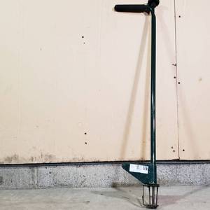 lot 027 image: Manual Weed Puller