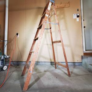 lot 053 image: 6ft Wooden Ladder