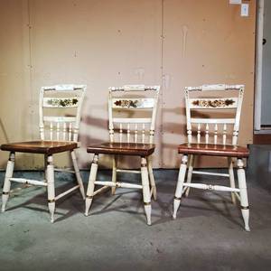 lot 065 image: 3 Vintage L Hitchcock Windsor Side Chair Floral Stenciled ($600) NO RESERVE
