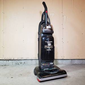 lot 074 image: Hoover WindTunnel TurboPOWER 6200 Upright