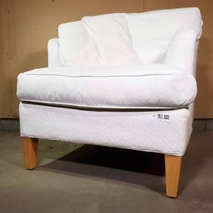 lot 085 image: Very Comfy White Chair with Pillow from Room & Board