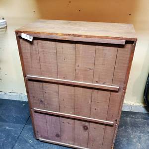 lot 086 image: Solid 3 shelf wooden framed bookcase