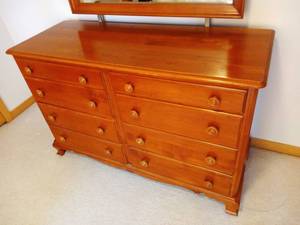 lot 098 image: Vintage 8-Drawer, Kling Dresser w Mirror