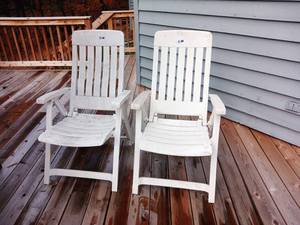 lot 111 image: 2 Folding Grosfillex Deck Chairs