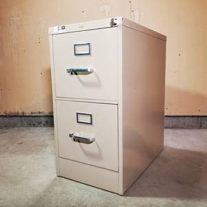 lot 131 image: HON 510 Series 2-Drawer Vertical Light Gray Metal File Cabinet With Lock