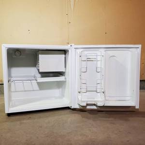 lot 136 image: Kenmore Personal MiniFridge