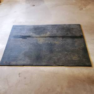lot 208 image: Commercial Grade Under The Grill Matt