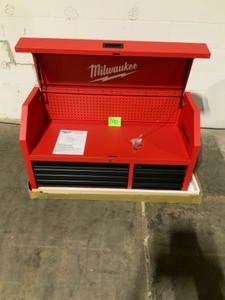 lot 100 image: MILWAUKEE 46 IN. 8-DRAWER STEEL STORAGE TOP CHEST IN RED AND BLACK NOT USED SEE PICS