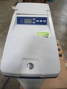 lot 331 image: GE 31,100-Grain Water Softener and Filter in One GXMH31H