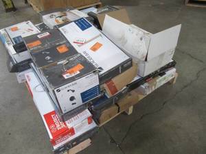 lot 113 image: WHOLESALE MIXED PALLET OF MISCELLANEOUS KITCHEN, BATHROOM FAUCETS, SHOWERHEADS & MORE