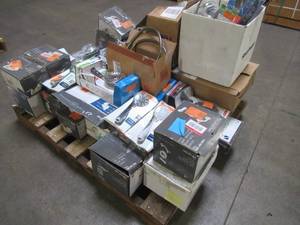 lot 114 image: WHOLESALE MIXED PALLET OF MISCELLANEOUS KITCHEN, BATHROOM FAUCETS, SHOWERHEADS & MORE
