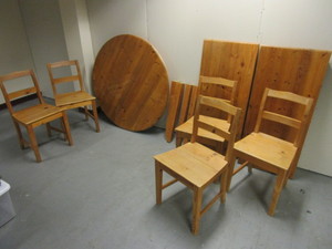 lot 406 image: SOLID WOOD DINING TABLE, WITH CHAIRS AND LEAVES