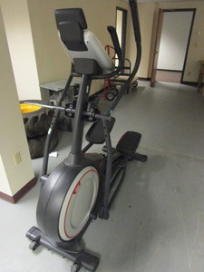lot 422 image: PRO-FORM ENDURANCE 520-E ELLIPTICAL MACHINE - FOR PARTS
