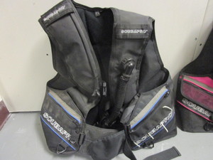 lot 426 image: SCUBA-PRO DIVING VESTS, FINS