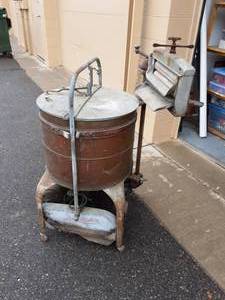 lot 4 image: Antique Daylight Copper Wringer Washing Machine
