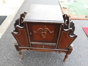 lot 5 image: Vintage Copper Lined Smoke Stand 24x12x26