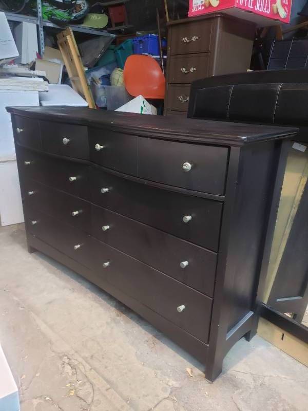 lot 110 image: Ashley Furniture Black Chest Dresser & Mirror