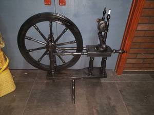 lot 16 image: Antique North Dakota Estate Spinning Wheel