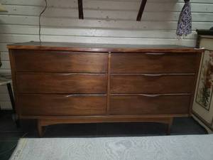 lot 10 image: Mid Century Modern Walnut Lowboy Dresser