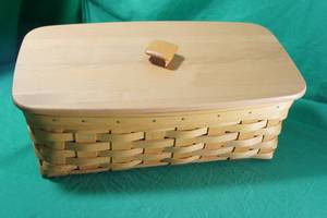 lot 43 image: Longaberger Vanity Basket with Lid