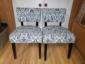 lot 95 image: Pair of Blue Print Country Cottage Style Side Chairs