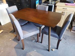 lot 5 image: Contemporary Table & 4 Chairs