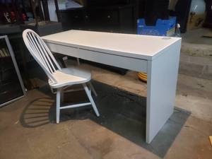 lot 104 image: White Project Table or Desk