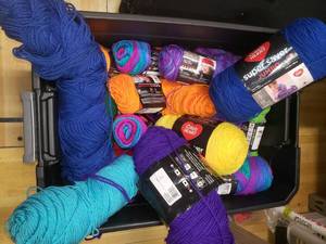 lot 118 image: Tote of Yarn Skiens