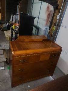 lot 170 image: Antique Dresser wMirror