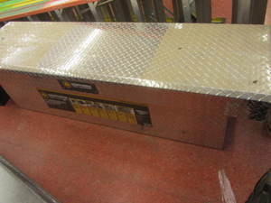 lot 10 image: Crossover truck toolbox, diamond qu...