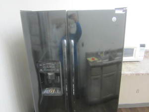 lot 18 image: General Electric refrigerator, side...