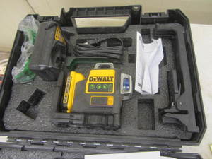 lot 56 image: DeWalt Li-Ion 20V laser, battery & ...