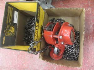 lot 105 image: Coffing one ton chain hoist Model L...