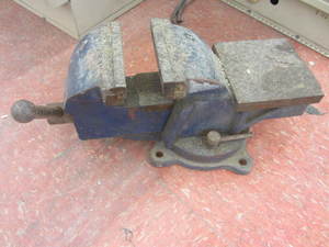 lot 124 image: Bench vise, 5 jaws...