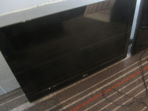 lot 252 image: LG monitor, 32...