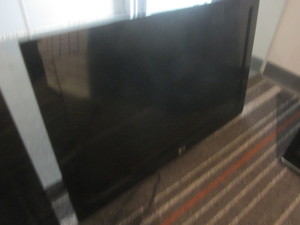 lot 253 image: LG monitor, 32...