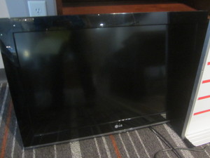 lot 254 image: LG monitor, 32...