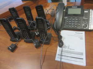 lot 261 image: Panasonic phone set, base & 6 cordl...