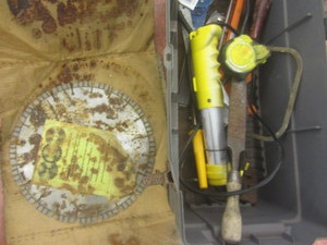 lot 383 image: Toolbox & tools, saw blade - rusty ...