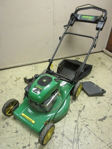 lot 304 image: JOHN DEERE LAWNMOWER, WITH MOW-MENTUM DRIVE SYSTEM AND BRIGGS & STRATTON 700 SERIES ENGINE